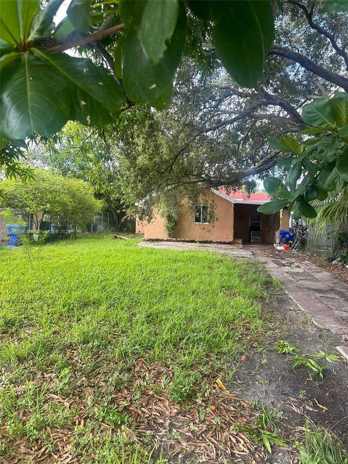 photo 2: 344 NW 41st St, Miami FL 33127