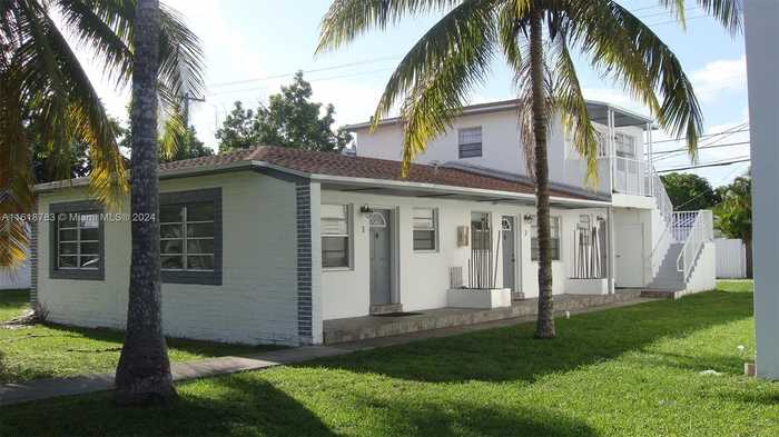 photo 1: 1985 NE 172nd St, North Miami Beach FL 33162