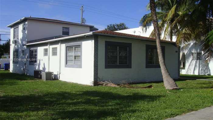 photo 2: 1985 NE 172nd St, North Miami Beach FL 33162