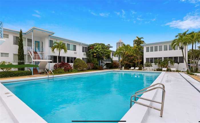 photo 2: 4710 Pine Tree Dr Unit 45, Miami Beach FL 33140