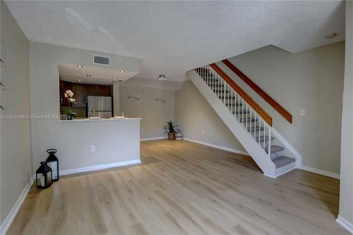 photo 2: 8665 NW 6th Ln Unit 1-204, Miami FL 33126