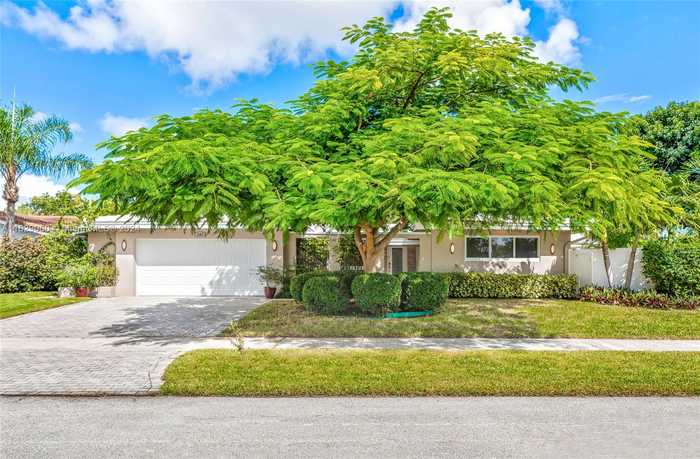 photo 2: 2167 NE 58th St, Fort Lauderdale FL 33308