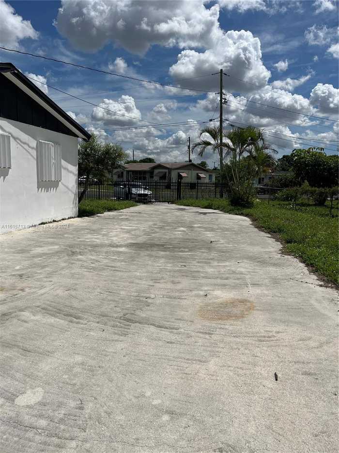 photo 12: 2870 NW 205th St, Miami Gardens FL 33056