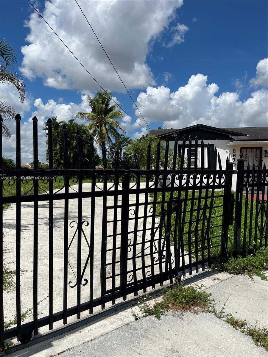 photo 3: 2870 NW 205th St, Miami Gardens FL 33056