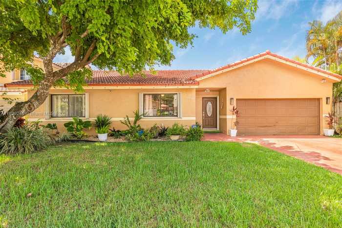 photo 1: 15986 SW 109th St, Miami FL 33196