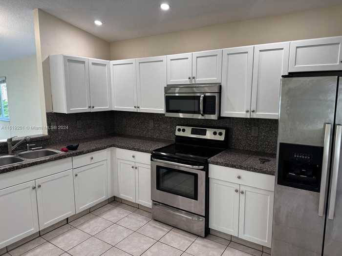 photo 2: 20802 NW 1st St Unit 20802, Pembroke Pines FL 33029