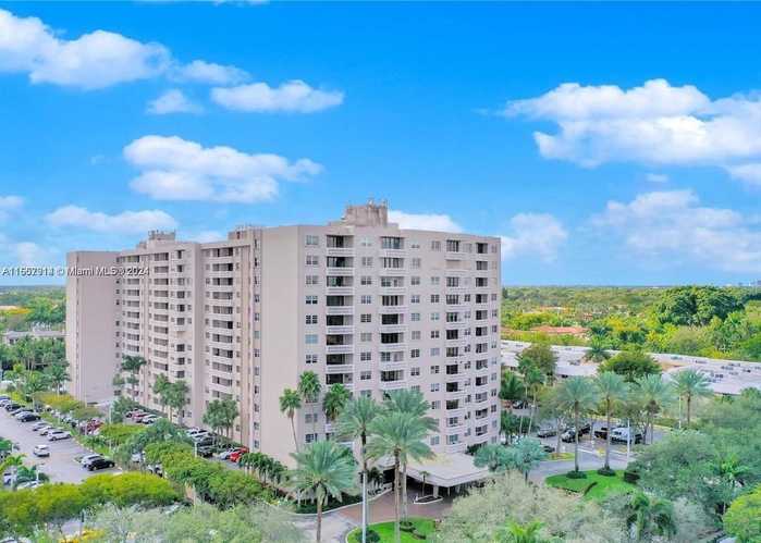 photo 2: 90 Edgewater Dr Unit 402, Coral Gables FL 33133