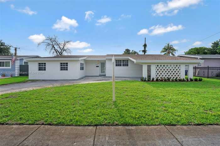 photo 2: 19415 NW 24th Ave, Miami Gardens FL 33056