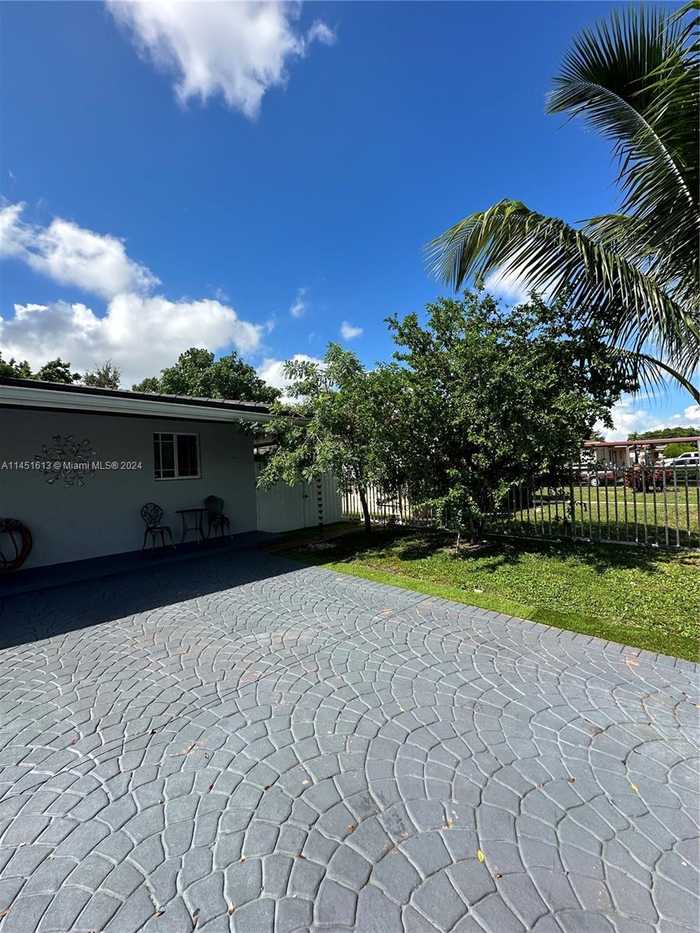 photo 2: 720 W 71st Pl, Hialeah FL 33014