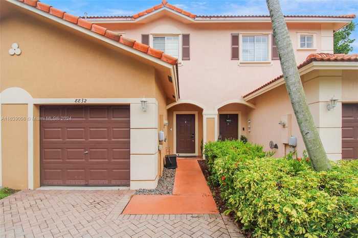 photo 2: 8832 S Isles Cir, Tamarac FL 33321