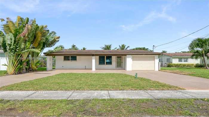 photo 1: 4461 SW 34th Dr, Dania Beach FL 33312