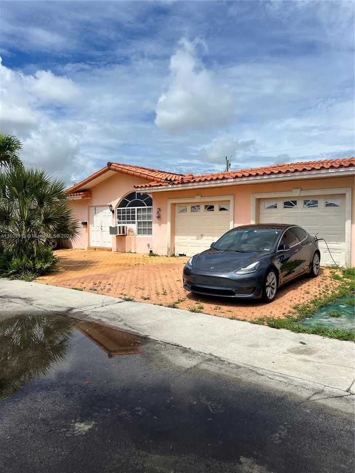 photo 1: 4660 W 8th Pl, Hialeah FL 33012