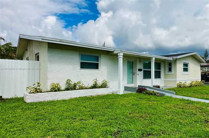 photo 1: 825 NW 8th Ave, Dania Beach FL 33004