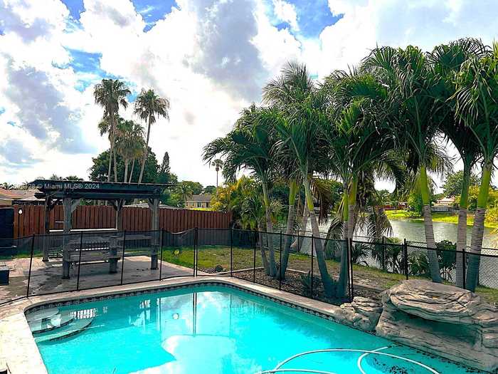 photo 2: 9504 NW 46th St, Sunrise FL 33351