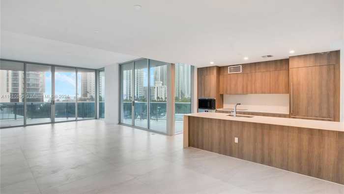 photo 2: 17550 E Collins Ave Unit 501, Sunny Isles Beach FL 33160