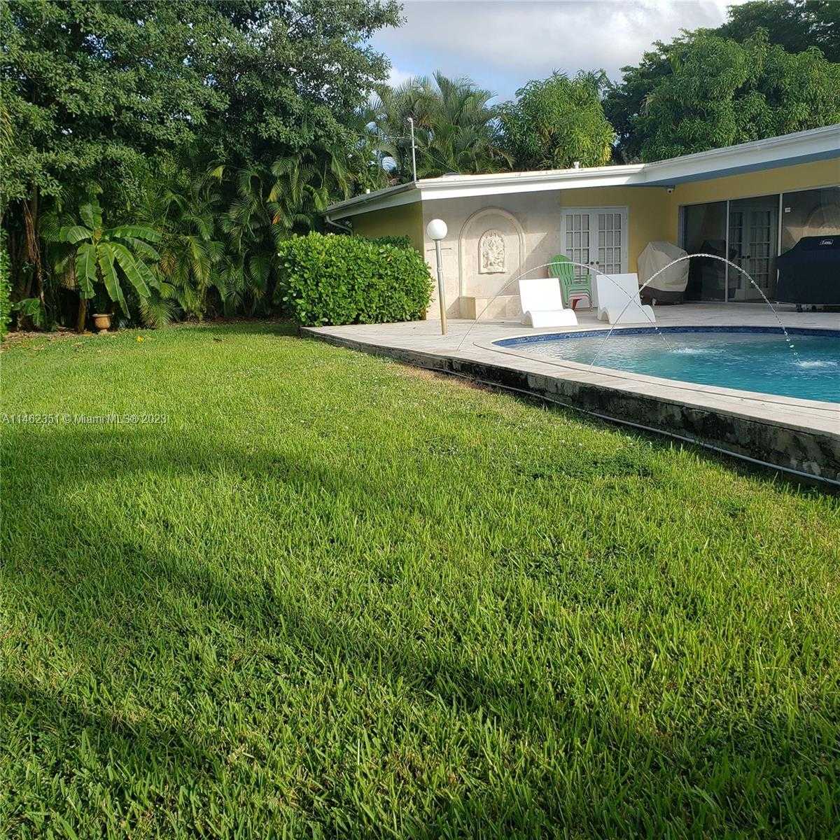 photo 1: 2069 NE 196th Ter, North Miami Beach FL 33179