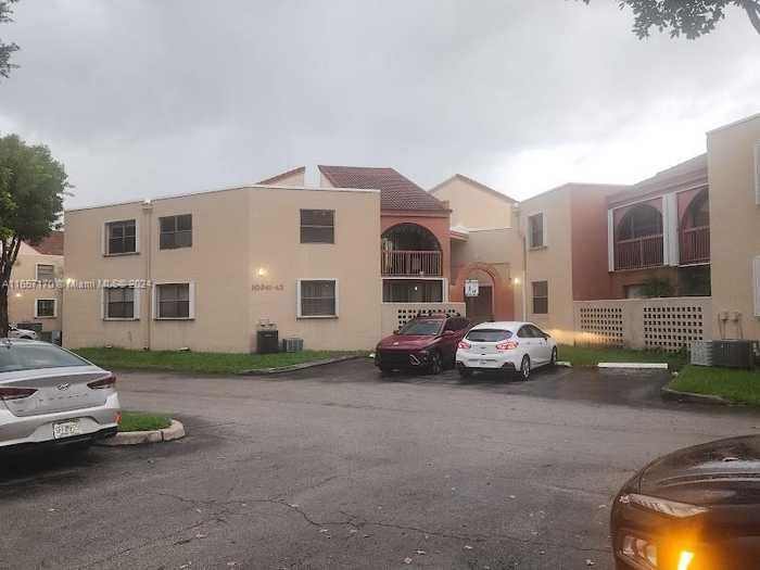 photo 1: 10241 NW 9th St Cir Unit 110-5, Miami FL 33172