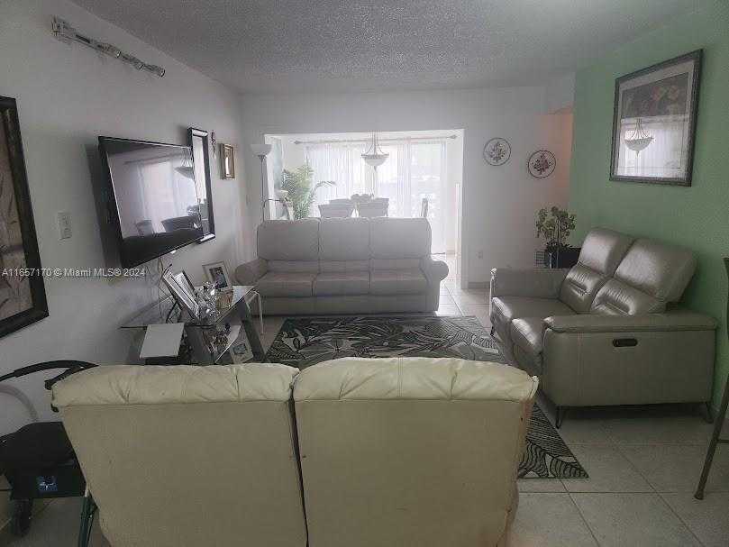 photo 3: 10241 NW 9th St Cir Unit 110-5, Miami FL 33172