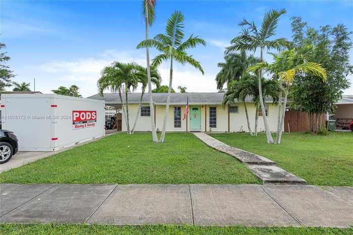 photo 1: 385 NW 16th St, Homestead FL 33030