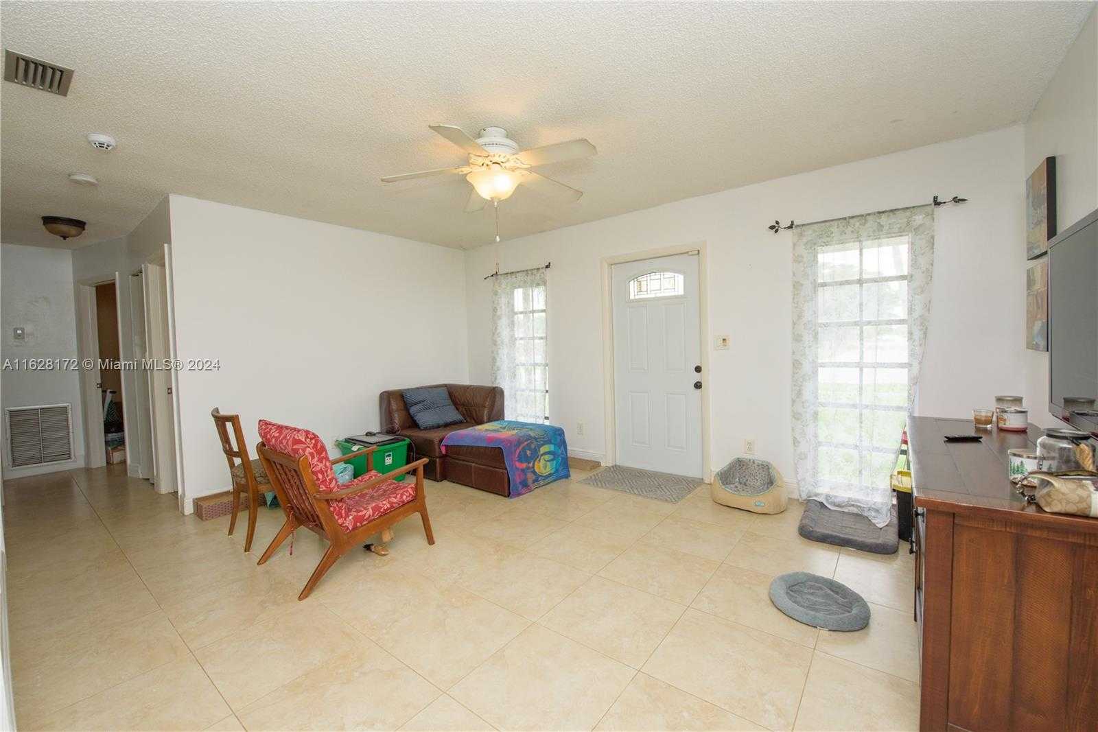 photo 3: 385 NW 16th St, Homestead FL 33030