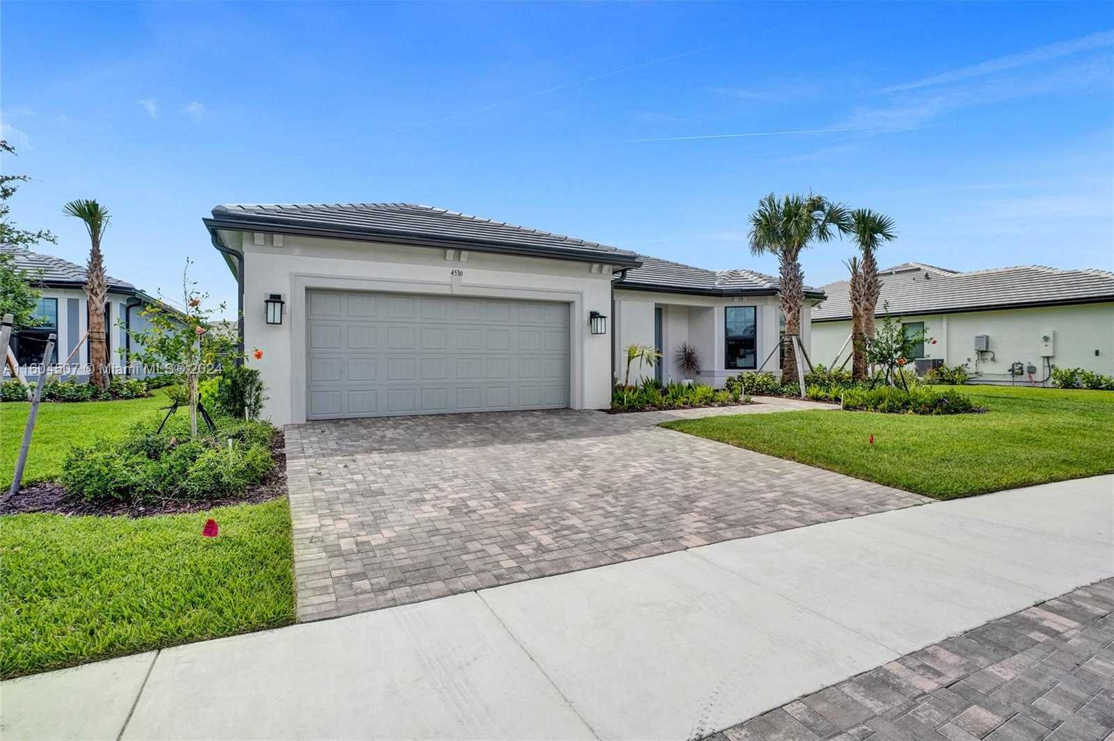 photo 2: 4536 N Silverwood Ln N, Oakland Park FL 33309