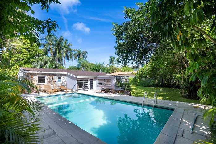 photo 1: 785 Fernwood Rd, Key Biscayne FL 33149