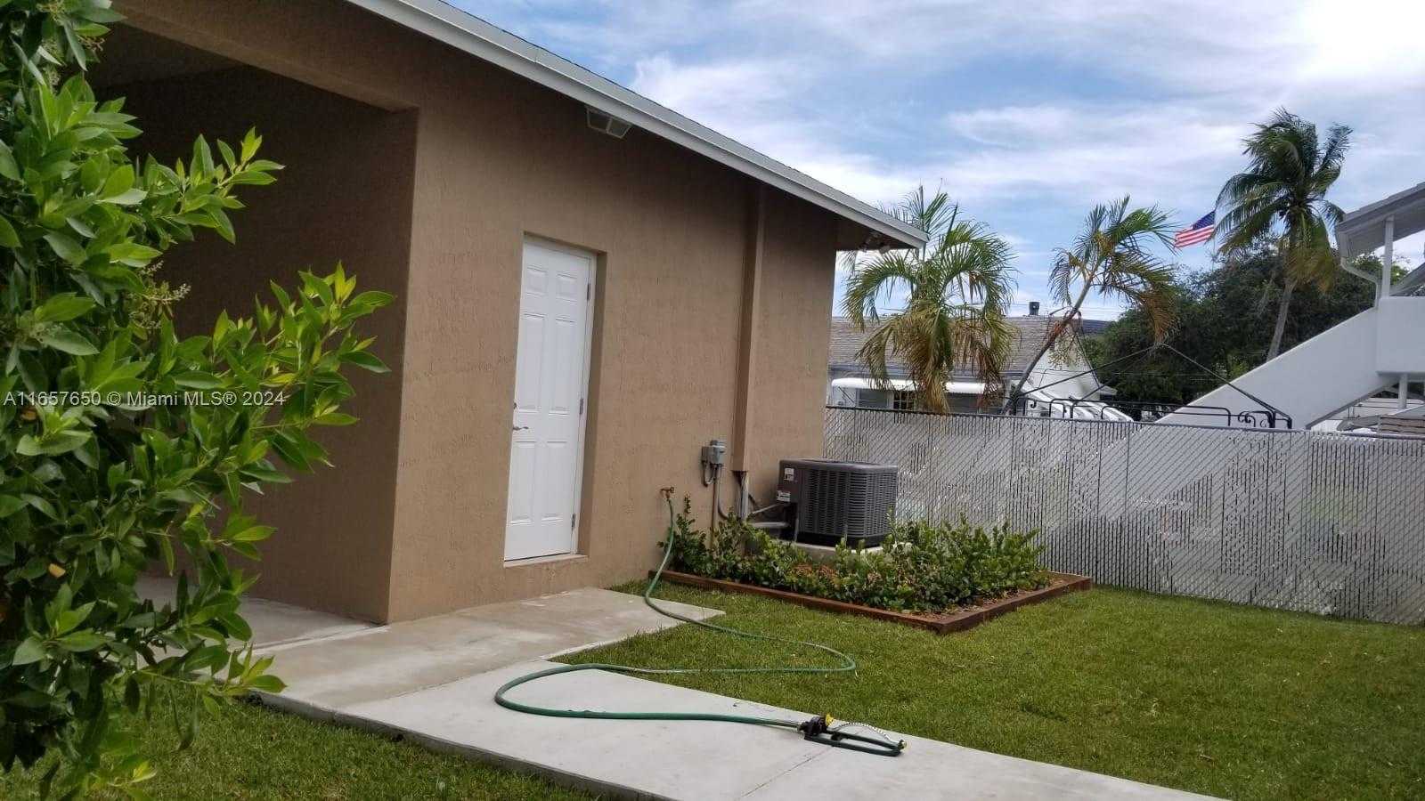 photo 3: 223 SW 8th St, Dania Beach FL 33004