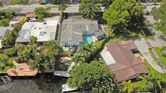 photo 2: 1733 SW 5th Pl, Fort Lauderdale FL 33312