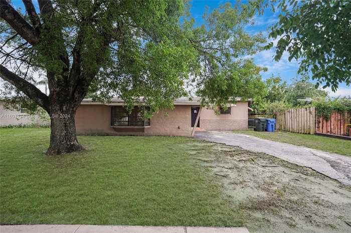 photo 1: 4118 NW 12th Ter, Oakland Park FL 33309