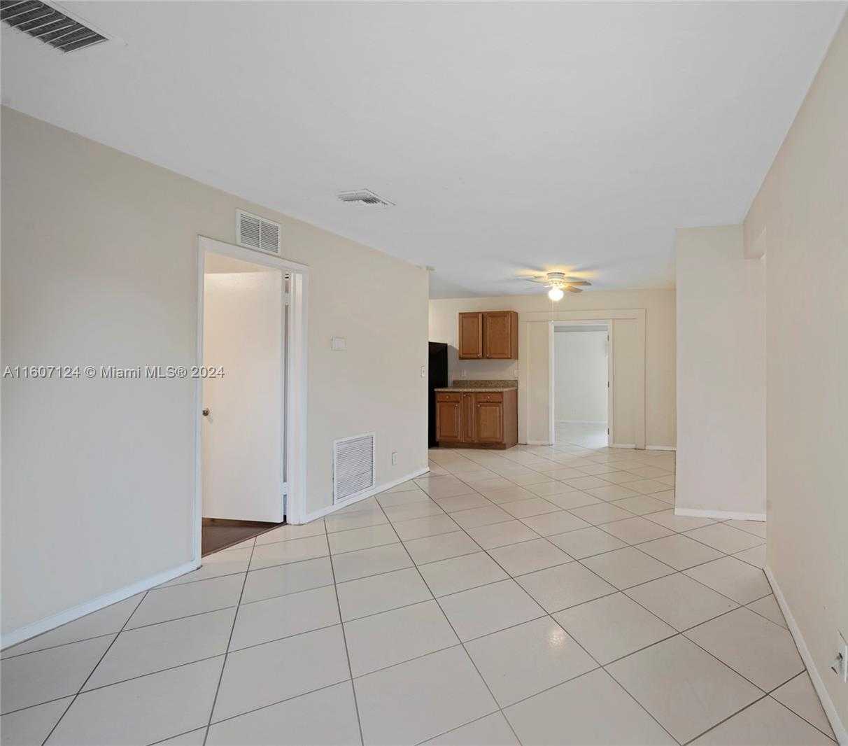 photo 3: 4118 NW 12th Ter, Oakland Park FL 33309