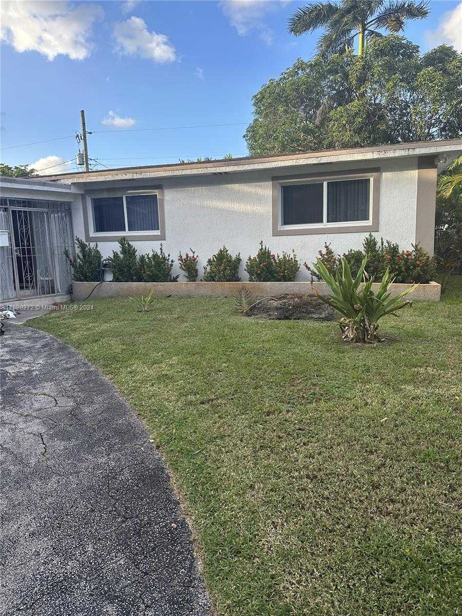 photo 2: 135 NE 132nd St, North Miami FL 33161