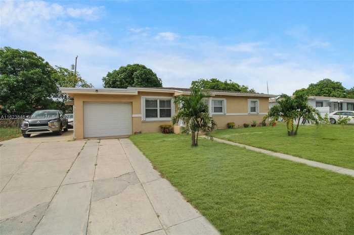 photo 1: 3401 NW 171st St, Miami Gardens FL 33056