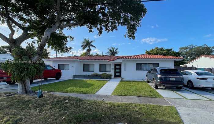 photo 1: 2161 NE 124th St, North Miami FL 33181