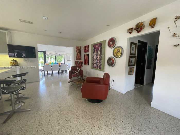 photo 2: 2161 NE 124th St, North Miami FL 33181