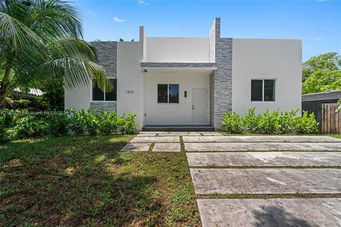 photo 2: 1314 NE 181st St, North Miami Beach FL 33162