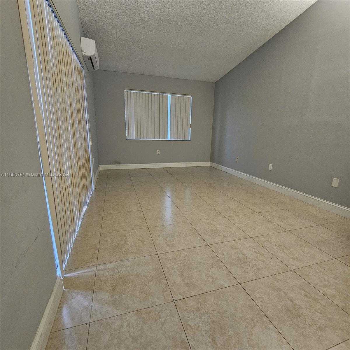 photo 3: 1182 W 37th Ter Unit 11, Hialeah FL 33012