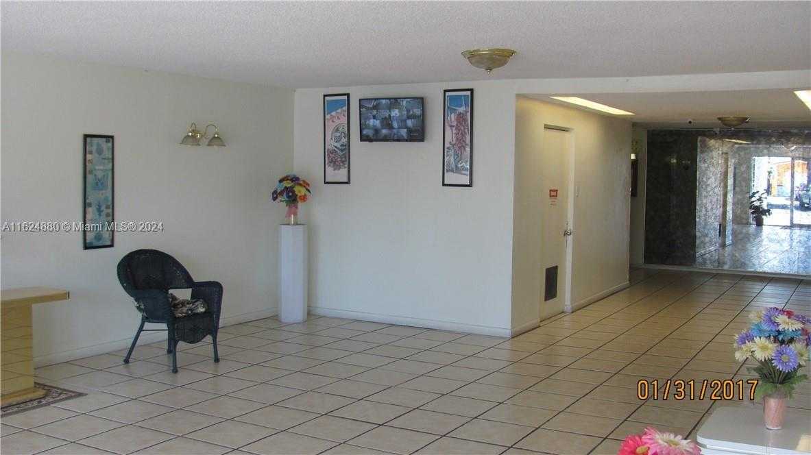 photo 3: 2060 NW 48th Ter Unit 208, Lauderhill FL 33313