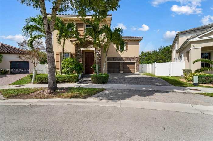 photo 1: 16927 SW 90th Terr Cir, Miami FL 33196