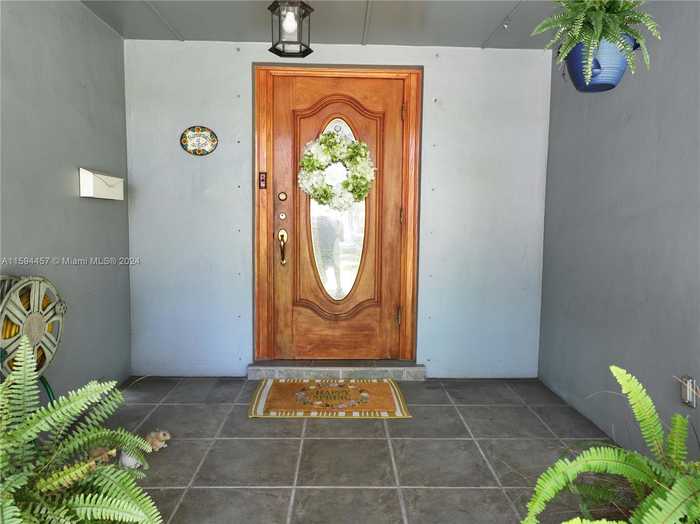 photo 2: 16421 Stonehaven Rd, Miami Lakes FL 33014