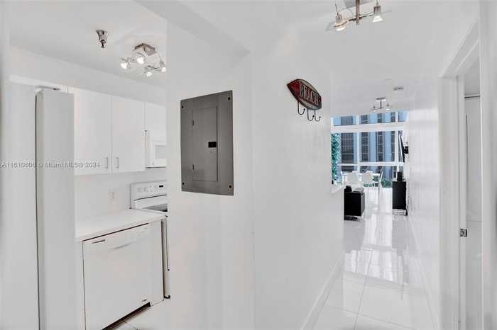 photo 2: 5445 Collins Ave Unit BAY-14, Miami Beach FL 33140