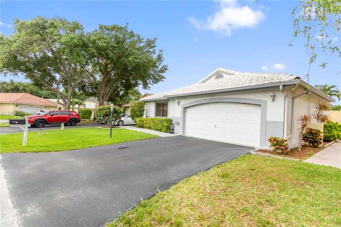 photo 1: 6101 Swinden Ln, Davie FL 33331