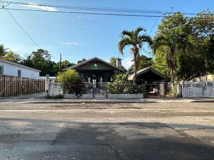 photo 4: 145 NW 31st St, Miami FL 33127