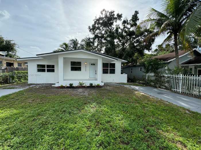 photo 1: 4725 NW 16th Ave, Miami FL 33142