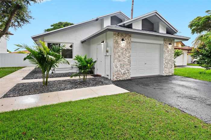 photo 1: 566 Lakeside Cir, Sunrise FL 33326