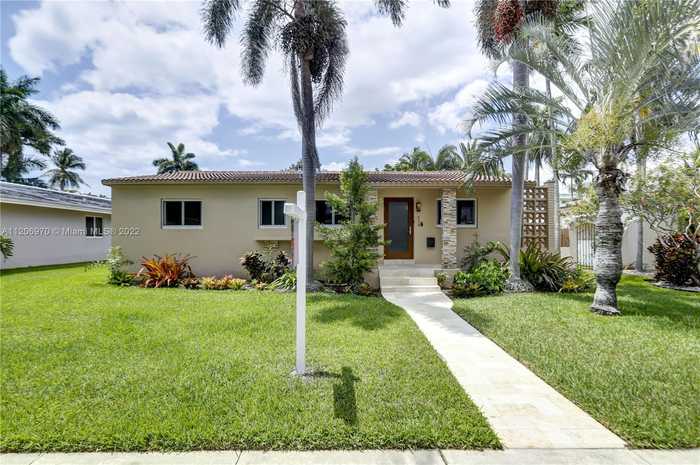 photo 2: 938 Polk St, Hollywood FL 33019