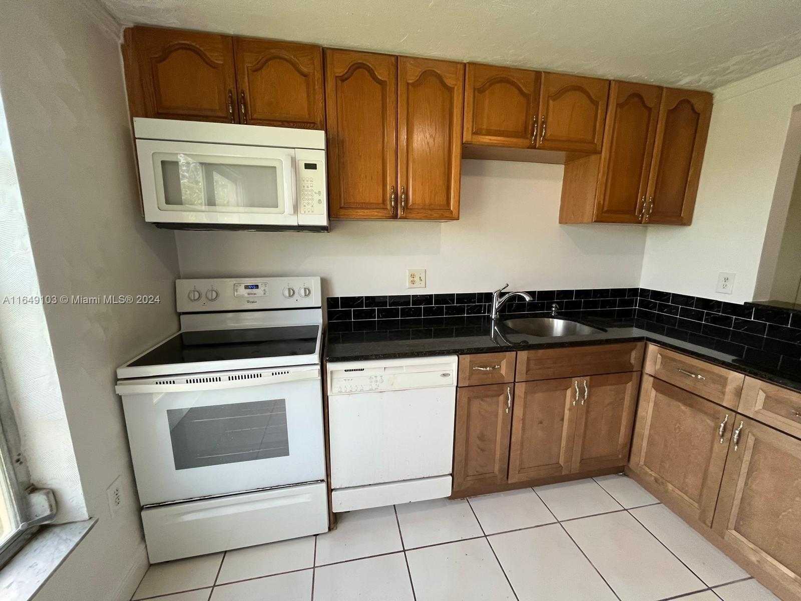 photo 3: 4160 Inverrary Dr Unit 312, Lauderhill FL 33319