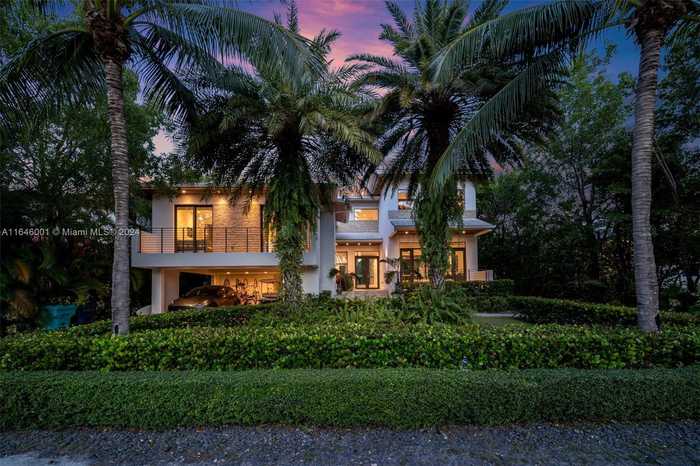 photo 1: 561 Hampton Ln, Key Biscayne FL 33149