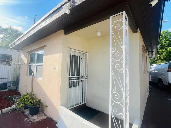 photo 2: 2421 NE 135th Ln, North Miami Beach FL 33181