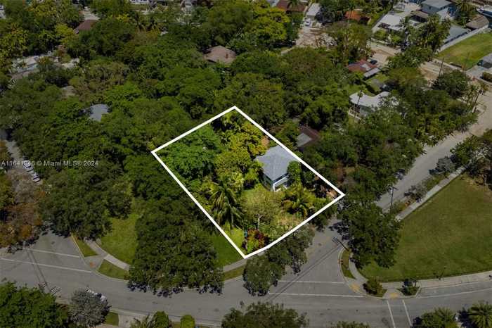 photo 1: 845 NW 7th St, Miami FL 33136