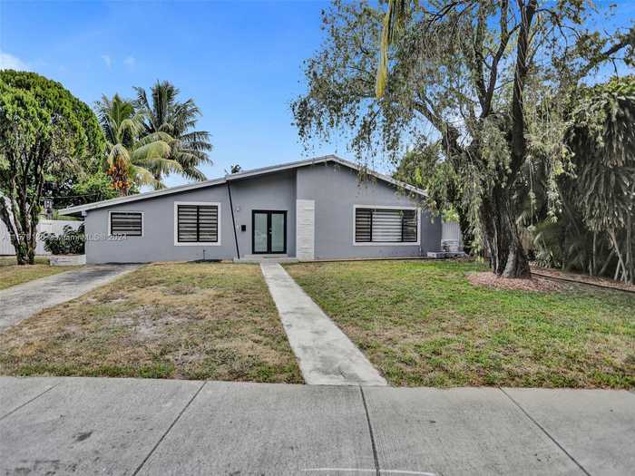 photo 1: 460 NE 178th St, North Miami Beach FL 33162